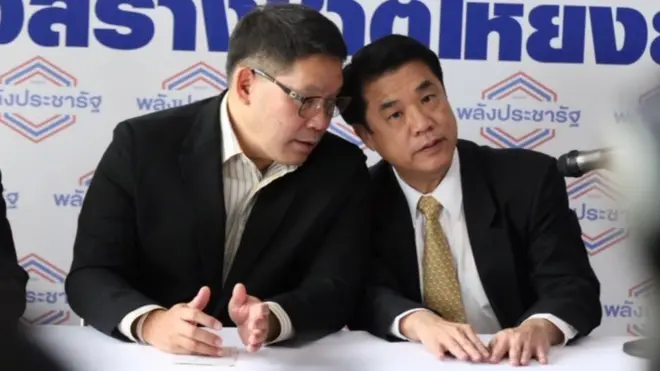 อุตตม สาวนายน หัวหน้า พปชร. กระซิบกระซาบกับ สุริยะ จึงรุ่งเรืองกิจ ในระหว่างแถลง "จบศึก" ชิงเก้าอี้ รมต.