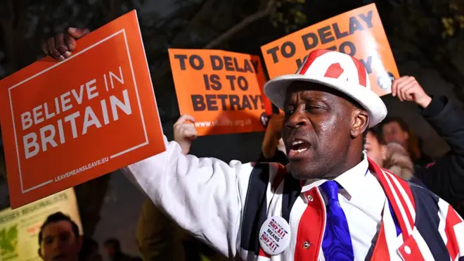 معارضون للتأجيل يتظاهرون أمام مقر البرلمان