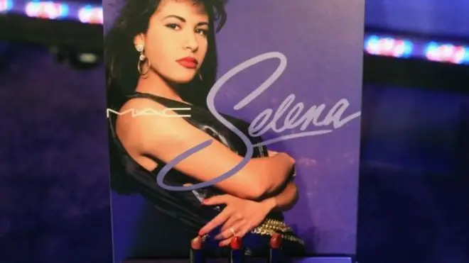 La colección de MAC inspirada en Selena viene en un paquete morado con la firma de la cantante.