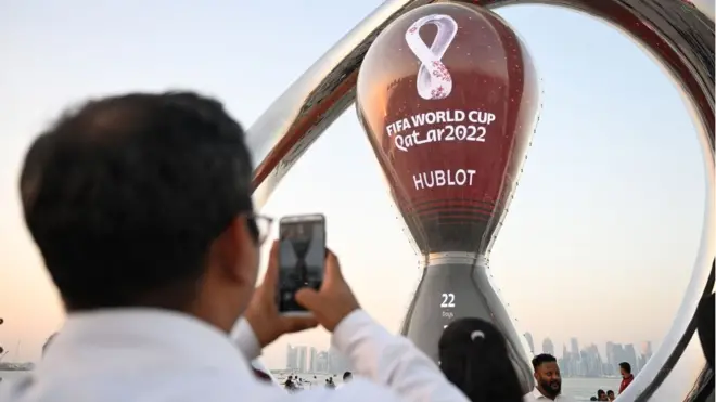 ساعة العد التنازلي لكأس العالم في الدوحة