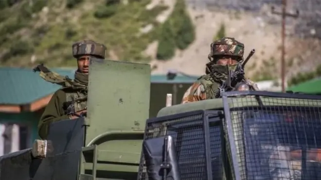 Tentara India berpatroli di dekat perbatasan China di Himalaya