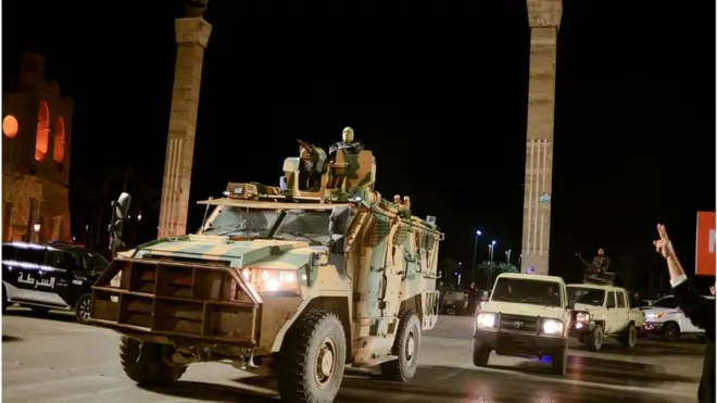 صورة تعود إلى فبراير/شباط الماضي لأافراد من الجيش الوطني الليبي وهم في طريقهم للمشاركة في مسيرة بمدينة بنغازي تطالب بإجراء الانتخابات البرلمانية والرئاسية.