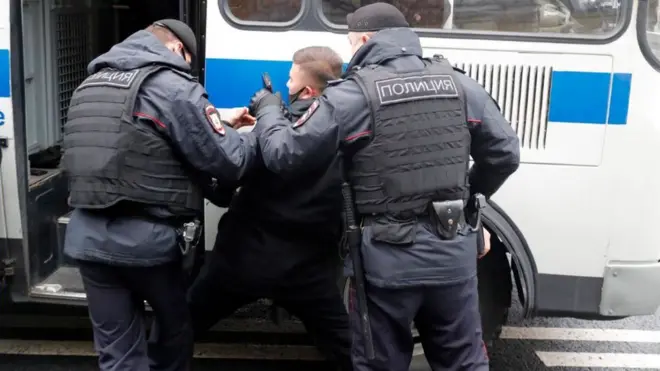 Акция протеста у посольства Франции в Москве