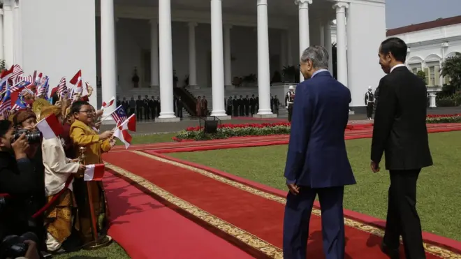 PM Mahatrir disambut dengan anak-anak yang berpakaian adat di Istana Bogor, hari Jumat (29/06).