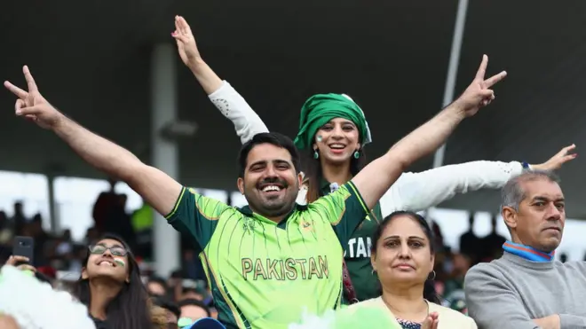 انڈین شائقین سے اپیل کی گئی ہے کہ وہ ٹکٹیں آئی سی سی کی ویب سائٹ پر بیچ دیں تاکہ انہیں پاکستانی شائقین خرید سکیں