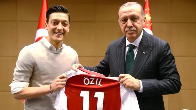 مسعود أوزيل: لدي قلبان واحد ألماني والآخر تركي