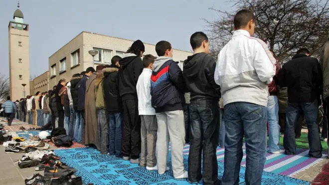 Hollanda'da namaz kılan cemaat