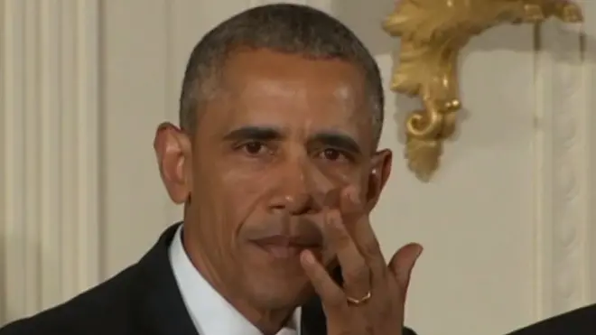 乱射事件の犠牲者を語りながら涙を流すオバマ米大統領