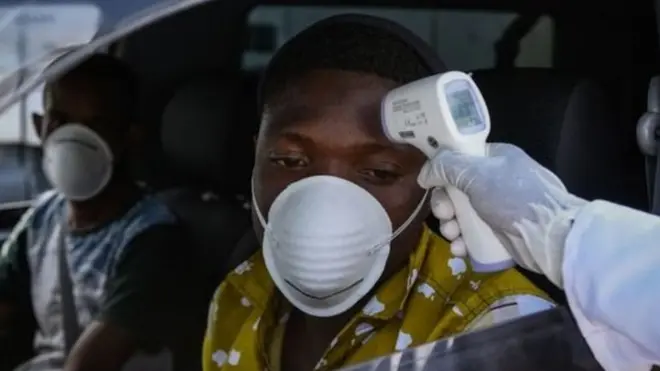 naibu Mhariri wa BBC Africa anaelezea kwamba kuna mbinu mbalimbali zinazochukuliwa katika kukabiliana na janga la virusi vya corona Afrika