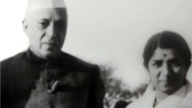 भारत के पहले प्रधानमंत्री पंडित जवाहरलाल नेहरू के साथ लता मंगेशकर