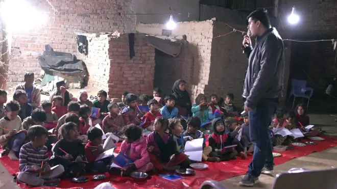 Večernja škola u Pakistanu za decu koja rade