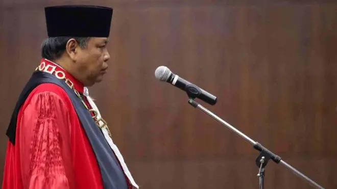 Arief Hidayat menjadi hakim MK sejak 2013. Pada 2015, ia terpilih menggantikan Hamdan Zoelva di kursi Ketua MK.