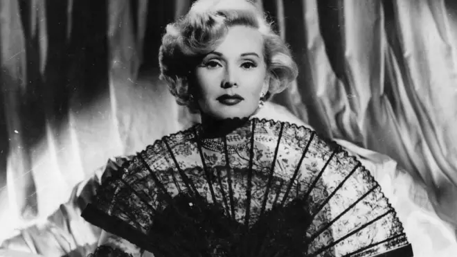 好莱坞知名影星莎莎·嘉宝（Zsa Zsa Gabor）因心脏病发作去世，终年99岁。她曾被选为匈牙利小姐，移居美国后成为一名演员，出演过《莉莉》《历劫佳人》等。