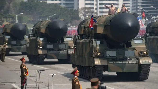 Korea Utara memamerkan peralatan senjatanya dalam parade peringatan hari ulang tahun ke-105 pendiri Korut, Kim Il-sung, pada 15 April lalu.
