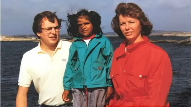 Walau mengalami masa kecil yang bahagia, Kiran selalu merasa ada yang hilang dalam hidupnya.