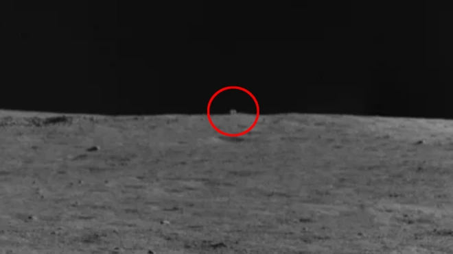 ภาพก้อนหินที่ดูเหมือนกระท่อมบนด้านไกลของดวงจันทร์ ซึ่งหุ่นยนต์สำรวจของจีนบันทึกไว้ได้