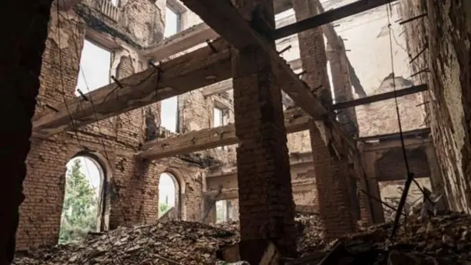 Lysychansk'ta saldırıya uğrayan bir okul.