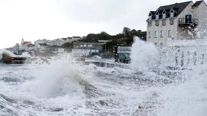 Волны в городе Суонедж, графство Дорсет