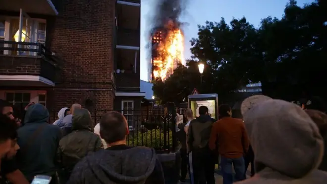 Очевидцы рассказывают, что видели людей, подававших сигналы о помощи и в отчаянии прыгавших с верхних этажей