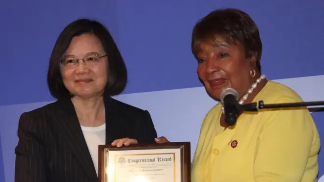 美国众议院议员江笙（Eddie Bernice Johnson）颁赠纪念美国在台协会40年及新馆启用的纪录证书给台湾总统蔡英文。