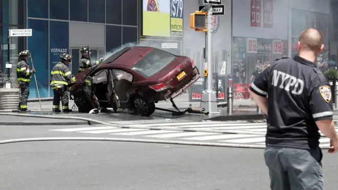 Polisi mengatakan pengemudi tampaknya kehilangan kendali atas mobilnya.