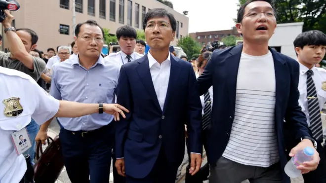 안희정 전 충남지사가 14일 서울 서부지방법원에서 열린 1심 선고 공판에서 무죄를 선고 받은뒤 법원을 나서고 있다