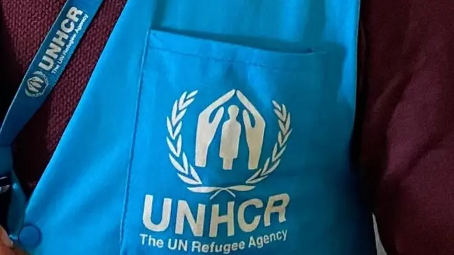 አርማ ያለበት ልብስ የለበሰ የድርጅቱ ሠራተኛ