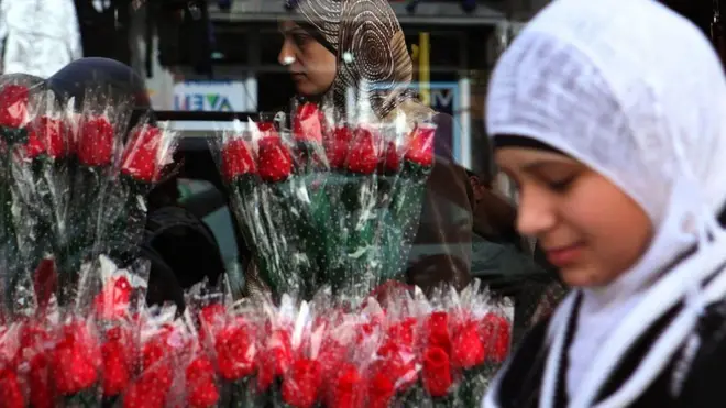 بائعات ورد أحمر في الضفة الغربية