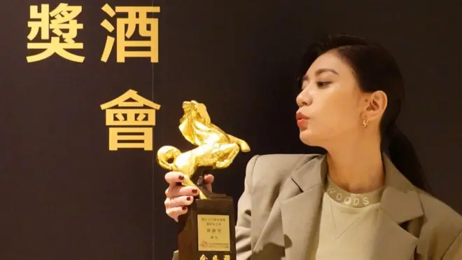 出道30多年的台灣演員賈靜雯首次入圍金馬就奪下影后