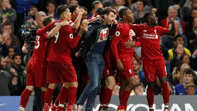 لاعبو ليفربول يحتفلون بهدف ستاريدج