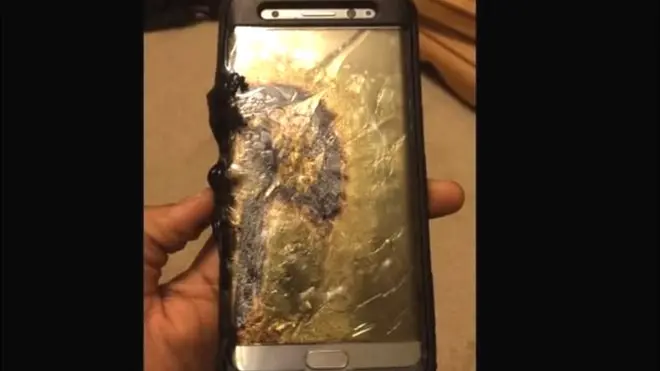 Un Galaxy Note 7 que se prendió en fuego después de haber sido cargado.
