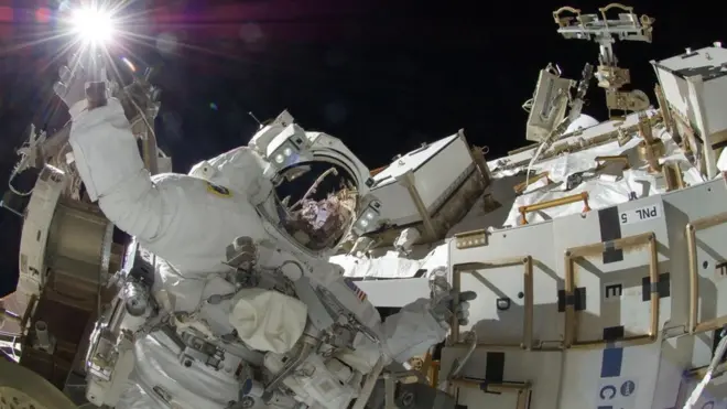 بعيداً عن الأرض، يتعرض رواد الفضاء إلى قصف الإشعاعات الكونية، ويشتكون من أمراض تنشأ عن غياب الجاذبية