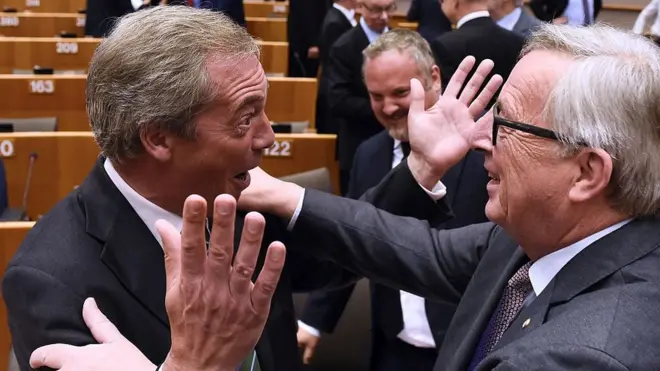 Против рассердившей россию резолюции голосовали депутаты от британской UKIP, которой до недавнего времени руководил Найджел Фарадж (слева)