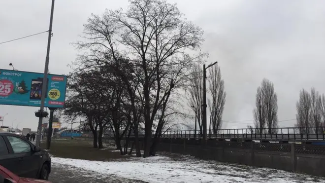 Кияни поширювали у соцмережах фото стовпів диму на Лівому березі. Та станом на другу годину дня задимленість біля метро Лісова була вже не дуже сильна