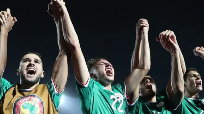 لاعبو منتخب الجزائر يحتفلون بالفوز