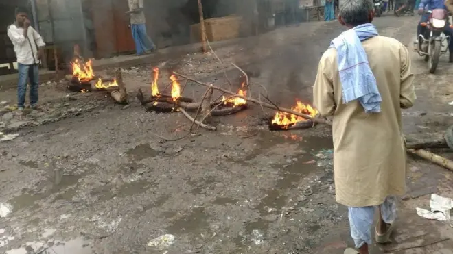 આરામાં ટાયરો સળગાવી વાહન વ્યવહારમાં અવરોધ ઊભો કરાયો હતો