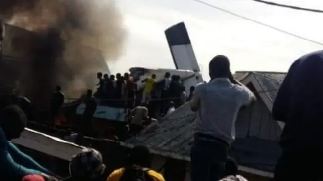 Watu walikusanyika katika eneo la mkasa ili kuwasaidia manusura