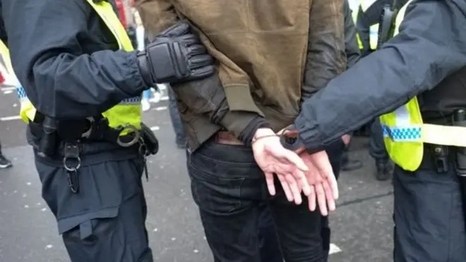 په نيول شويو کسانو تور دی چې يو ۱۷ کلن ايرانی کردی او د ده دوه ملګري يې وهلي دي.