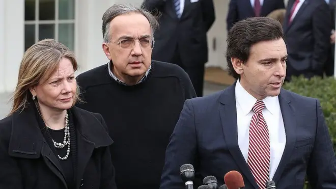 (من اليسار) ماري بارا المديرة التنفيذية لجنرال موتورز وسيرجيو ماركيوني المدير التنفيذي لفيات كرايسلر ومارك فيلدز المدير التنفيذي لفورد