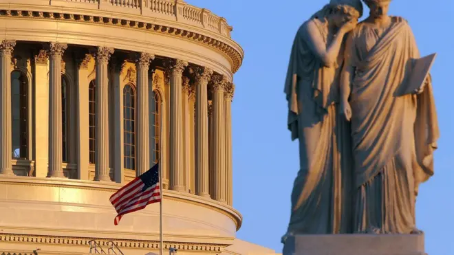 Onye isi ala ochie Amerịka nyere okwu mgbe nwakpo egbe mere n'afọ 2012 n'obodo Sandy Hook