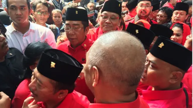 Sejumlah bakal calon anggota legislatif dan simpatisan PDIP saling dorong dengan petugas keamanan KPU.