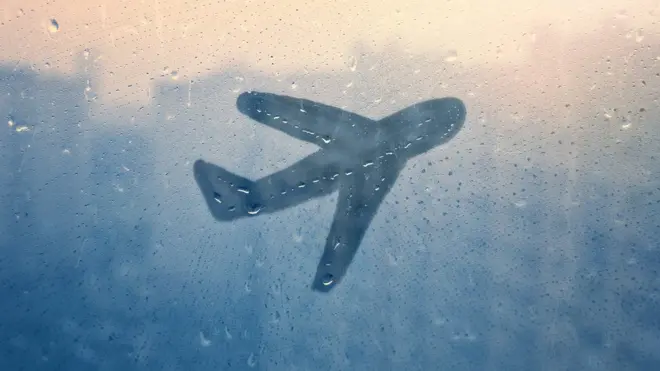 Очертания самолета на стекле