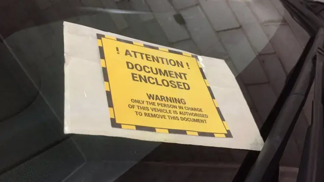 Pemberitahuan pelanggaran parkir biasanya ditempatkan di kendaraan yang diparkir tanpa izin atau di zona larangan parkir.