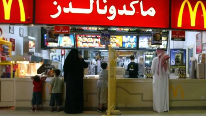 Aho ni mu gisagara ca Riyadh mu nzu y'uburiro McDonalds, aho urubaho rutandukanya abagore n'abana ku ruhande rumwe, hamwe n'abagabo ku rundi ruhande