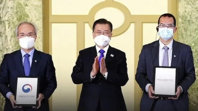 22일 오전(현지시간) 워싱턴 한 호텔에서 열린 '한미 백신 기업 파트너십 행사'에서 문재인 대통령이 참석한 가운데 백신 연구 개발 협력 MOU가 진행되고 있다. 왼쪽부터 권준욱 국립보건연구원장, 문 대통령, 스테판 반셀 모더나 CEO