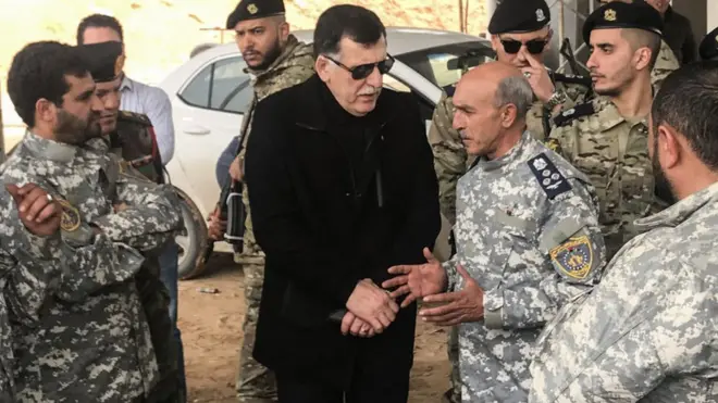 فايز سراج وسط قادة عسكريين في ليبيا