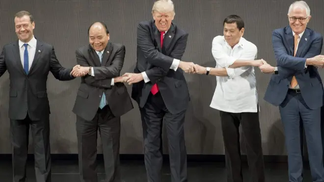 Tổng thống Trump (giữa) nêu ra một số nét chính về đường lối châu Á của chính phủ Mỹ trong chuyến thăm Đông Nam Á vừa qua