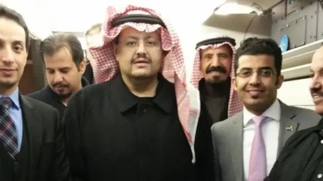 Mwanamfalme Turki akiwa katikati