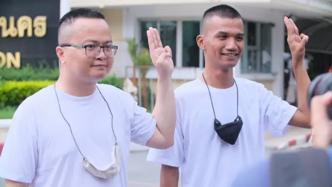 อานนท์ นำภา กับ ภานุพงศ์ จาดนอก ชูสามนิ้ว หลังได้รับอิสรภาพ