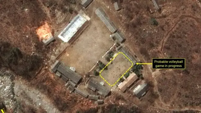 Picha za setlaiti zinaonyesha kwamba mchezo wa mpira wa wavu unaendelea